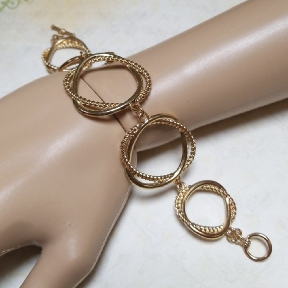 Vintage 1970s Goldtone Intertwined Circles Rope Design Toggle Clasp Bracelet - Picture 7 of 11